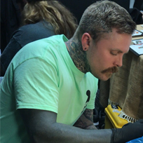 Sneaky-Mitch, Tätowierer bei Gold Room Tattoo, Leeds, UK